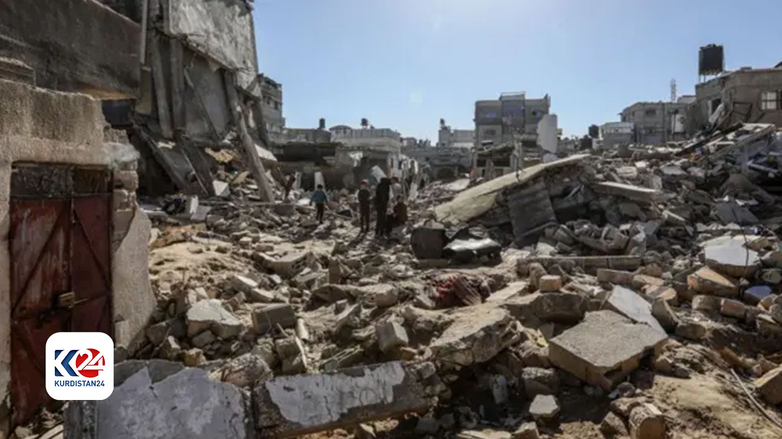على أنقاض منطقة المواصي.. فلسطينيون يبحثون عما يعينهم على الحياة